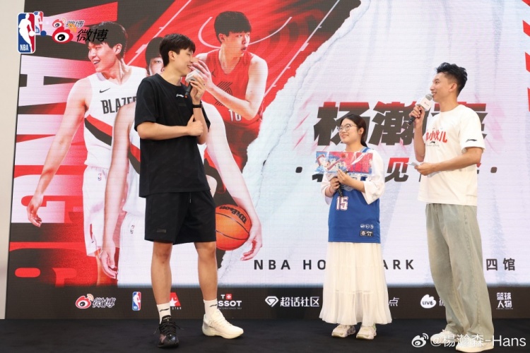 杨瀚森北京见面会收尾 亲笔感谢启蒙教练与刘维伟 杨瀚森北京见面会收尾 亲笔感谢启蒙教练与刘维伟