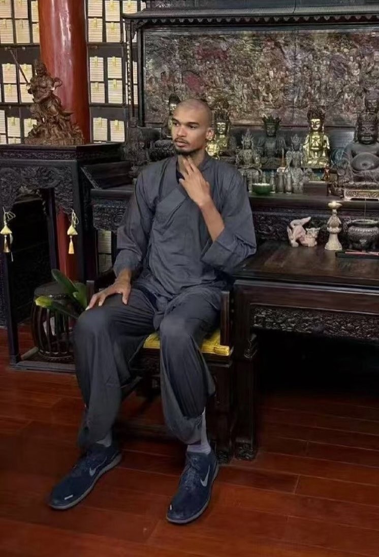 布朗龙袍加身 美媒调侃层级差距 文班被P成和尚 布朗龙袍加身 美媒调侃层级差距 文班被P成和尚