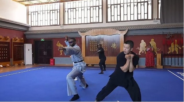 杰伦·布朗少林寺习武,NBA球星中国行新玩法 杰伦·布朗少林寺习武,NBA球星中国行新玩法