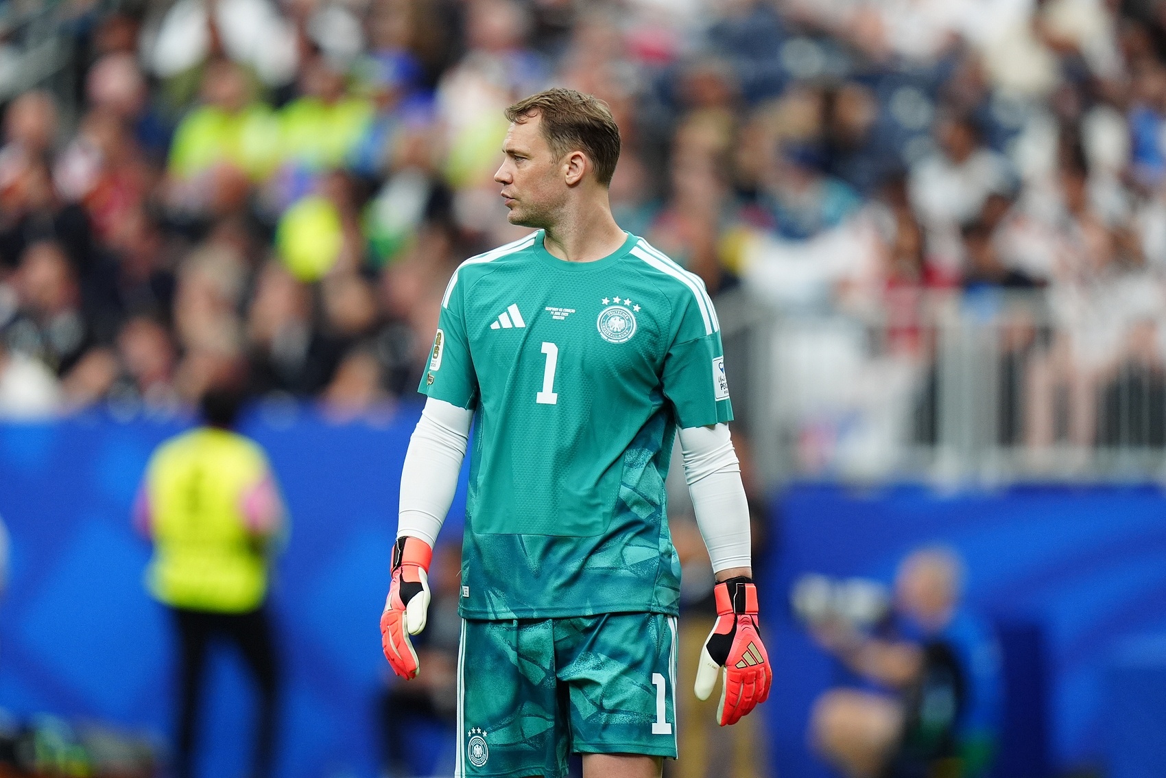 诺伊尔解锁五届世界杯，FIFA定制“传承”臂章现身