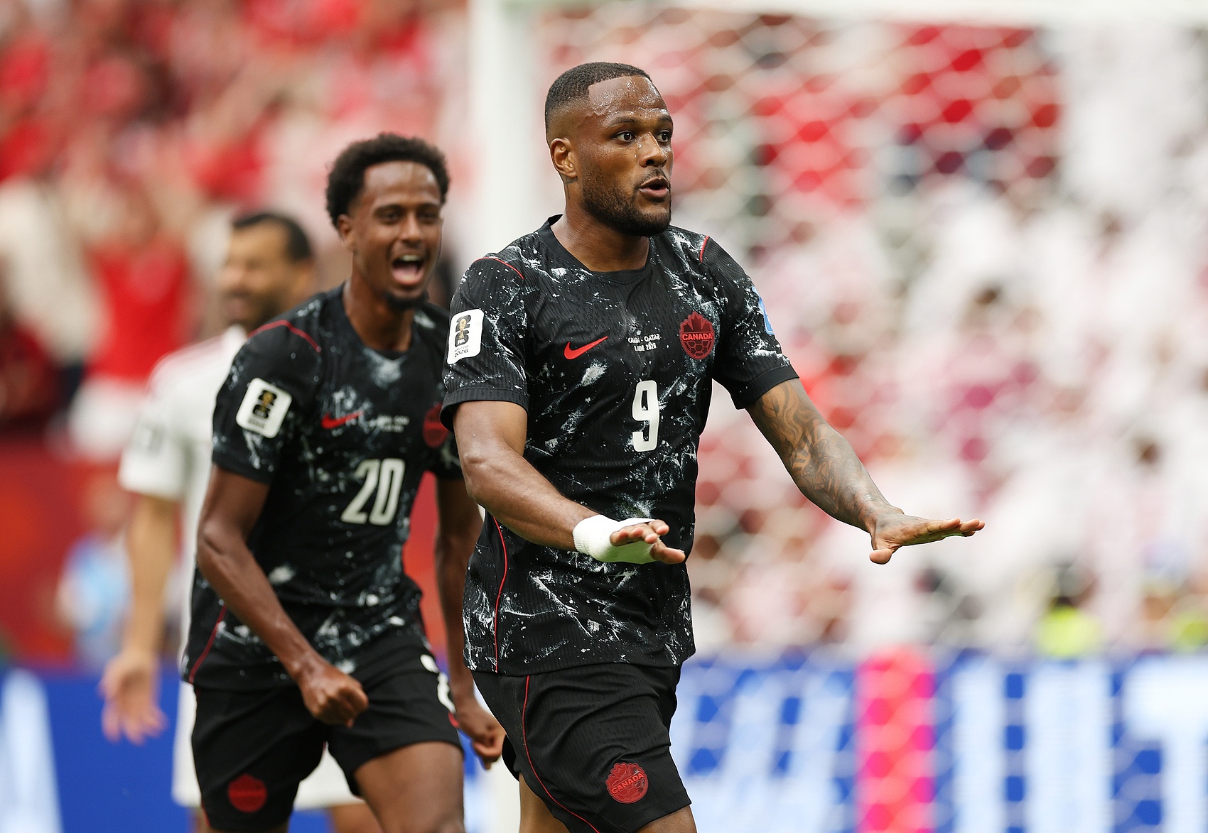 加拿大半场3-0十人卡塔尔，戴维独造三球拉林连场破门
