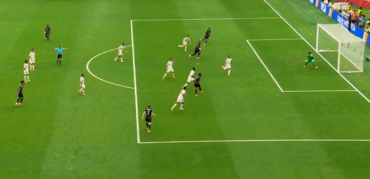 加拿大半场3-0十人卡塔尔，戴维独造三球拉林连场破门