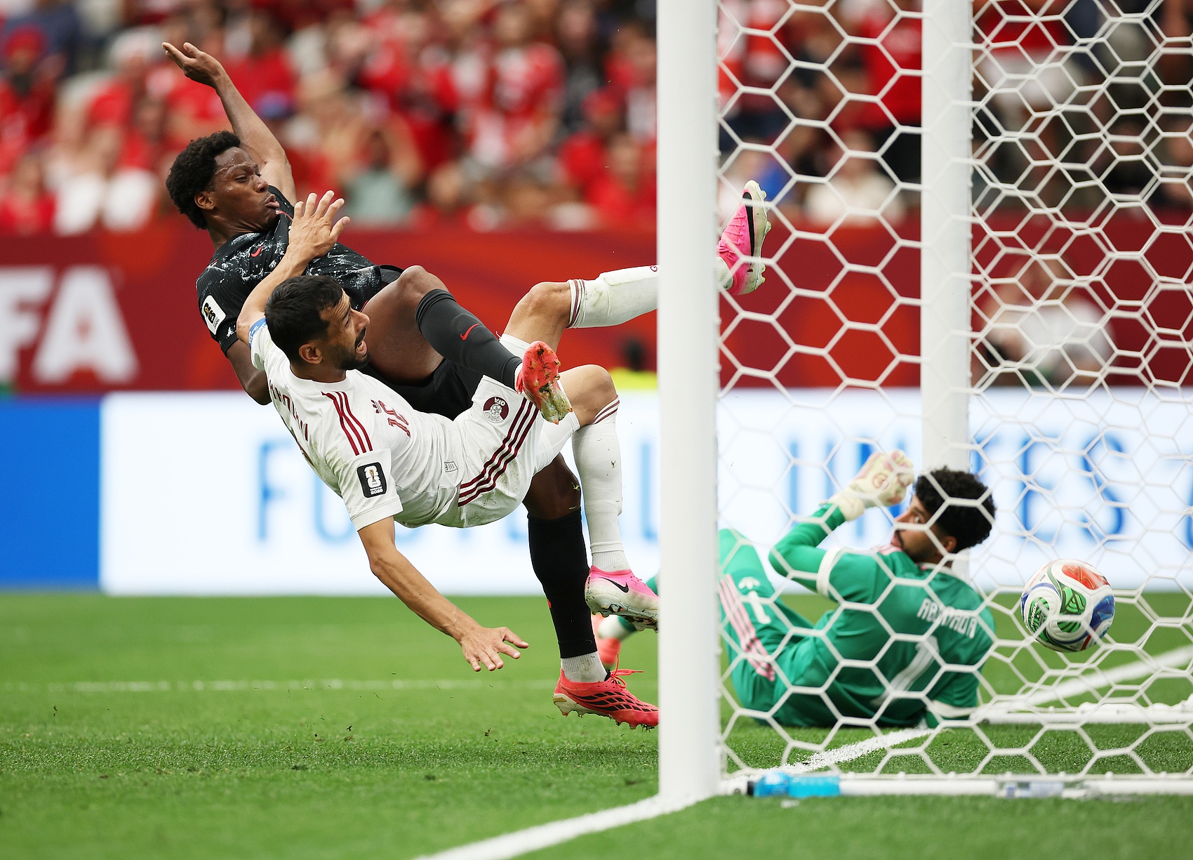 加拿大6-0血洗九人卡塔尔 戴维帽子戏法创历史首胜 加拿大6-0血洗九人卡塔尔 戴维帽子戏法创历史首胜