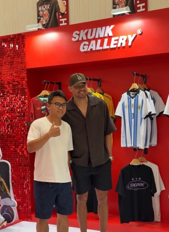 韦世豪潮牌快闪店成都开业 蓉城多名队友现场捧场 韦世豪潮牌快闪店成都开业 蓉城多名队友现场捧场