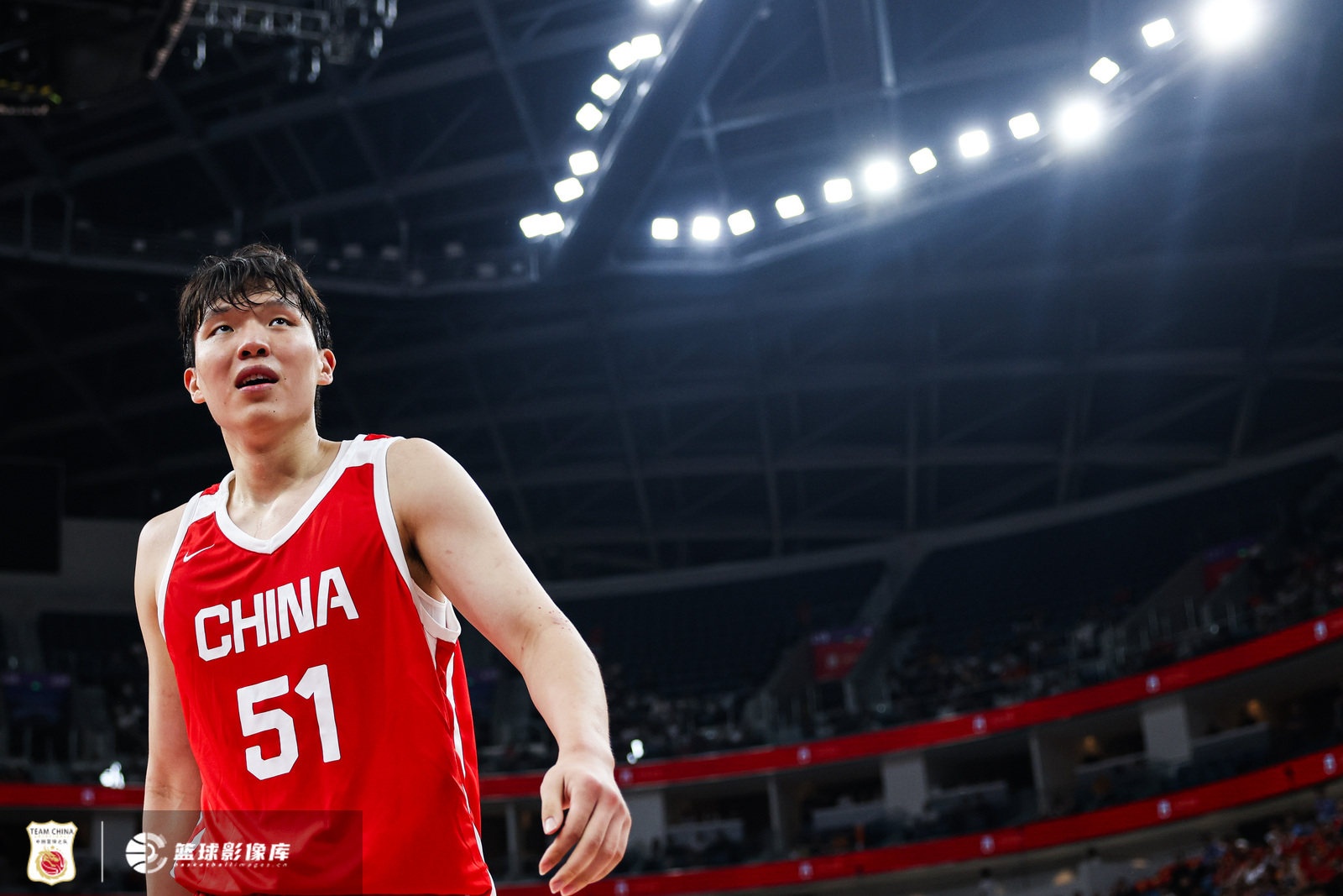 杨瀚森国家队首秀4中1仅2分 媒体人：别想当核心先干脏活