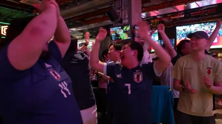 上海球迷穿日本球衣观战：日本4-0突尼斯现场直击