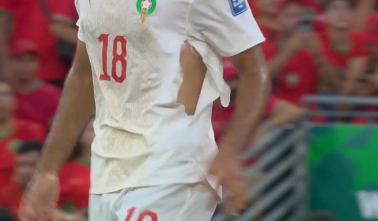 半场血战：范赫克头部两度遭创缝针坚持 费布吕亨三连神扑力保城门