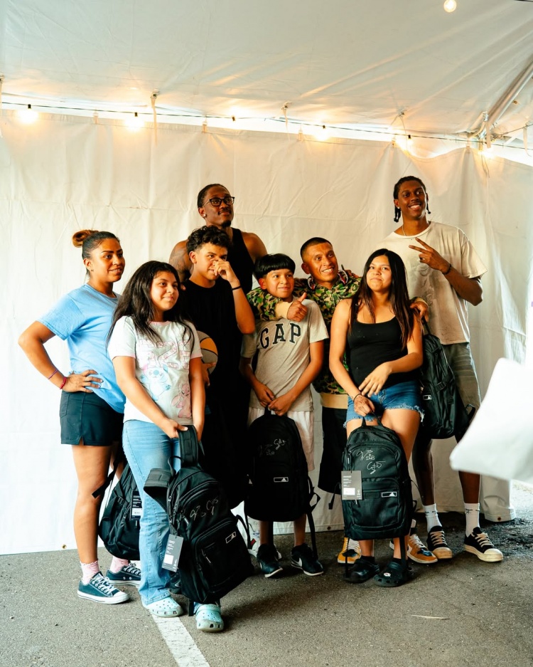威廉姆斯兄弟在亚利桑那办第三届社区晚宴 发放书包等学习用品 威廉姆斯兄弟在亚利桑那办第三届社区晚宴 发放书包等学习用品