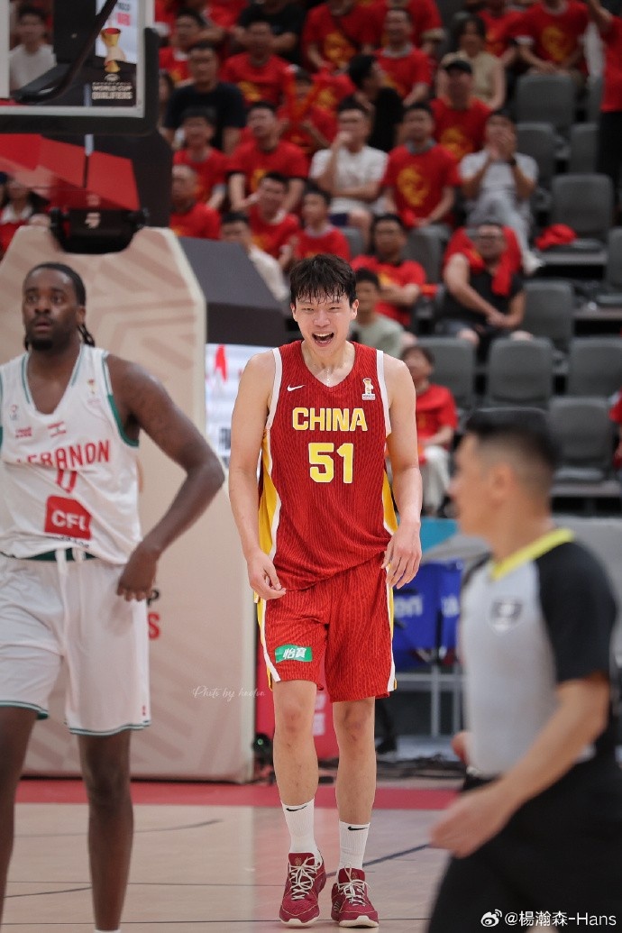 杨瀚森发微博庆祝男篮获胜：千磨万击还坚劲 任尔东西南北风
