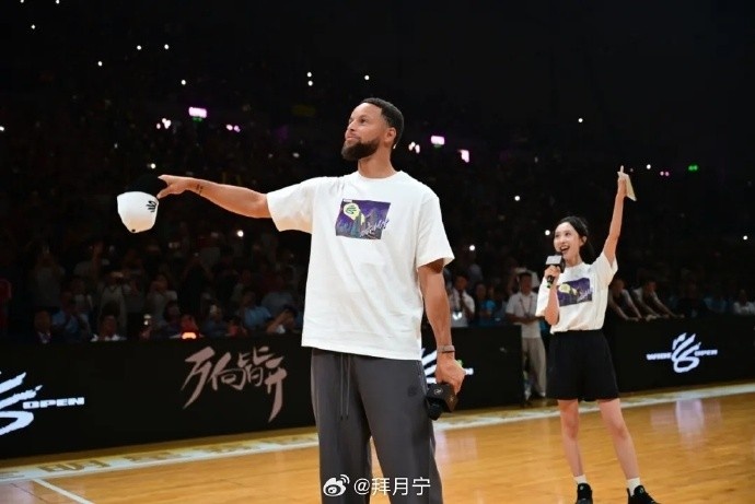 美女主持人晒库里中国行合照:能和库里肩并肩 至今我都还在回味 美女主持人晒库里中国行合照:能和库里肩并肩 至今我都还在回味
